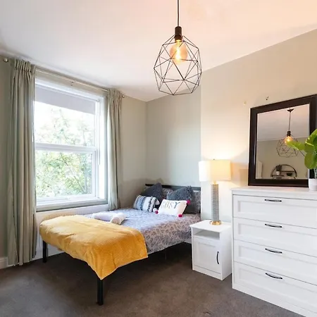 Stylish In 10 Mins From Centre Holiday home