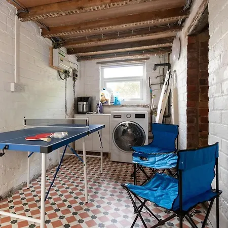 Stylish In 10 Mins From Centre Holiday home