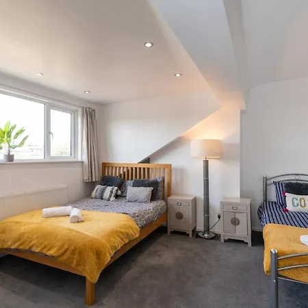 Stylish In 10 Mins From Centre Leeds (West Yorkshire)