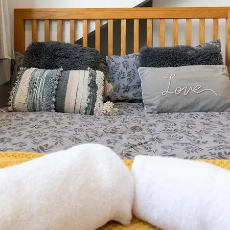 Stylish In 10 Mins From Centre * Leeds (West Yorkshire)