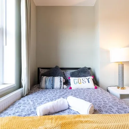Stylish In 10 Mins From Centre Holiday home